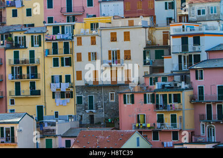 Tradizionale italiano di colorate case, Manarola, Cinque Terre, Italia Foto Stock