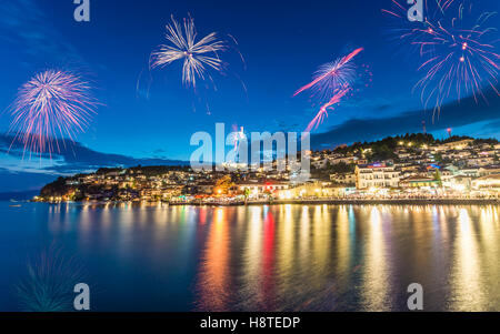 Fuochi d' artificio su Ohrid - lago di Ohrid- Capodanno in Macedonia Foto Stock