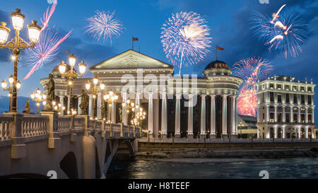 Fuochi d' artificio su Skopje. Il veglione di Capodanno in Macedonia Foto Stock