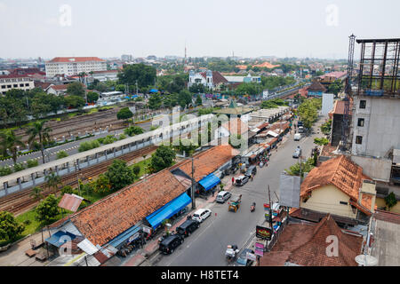 Vista aerea sopra la linea ferroviaria e Jalan Pasar Kembang, una strada a Yogyakarta, Indonesia Foto Stock