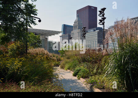 Il giardini Lurie in Chicago's Millennium Park nel cuore del quartiere degli affari fornisce un ambiente tranquillo lontano per i lavoratori. Foto Stock