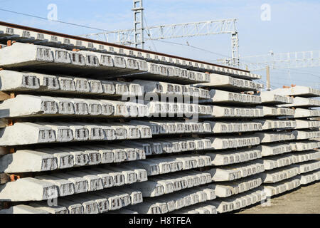 Nuove rotaie e traversine. I binari e le traversine sono impilate le une sulle altre. Il rinnovamento delle ferrovie. Ferrovia Strada per il treno. Foto Stock