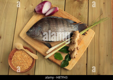 Lao insalata di pesce, ingredienti: tilapia pesce, foglie di combava, cipolle, zenzero, citronella, riso, Foto Stock