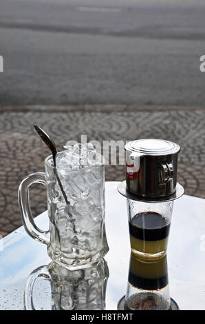 Cafe sua da (vietnamita caffè ghiacciato), Ben tre, Delta del Mekong, Vietnam Foto Stock