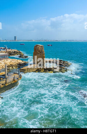 La onde bianco attorno alle rovine del medievale dei crociati nel porto vecchio di acro, Israele. Foto Stock