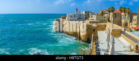 Il paesaggio urbano di acro con la chiesa di San Giovanni Evangelista, circondato da mura sul mare e il vecchio quartiere residenziale, Israele. Foto Stock