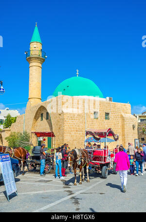 Il carrello con un cavallo accanto a Sinan Basha moschea sul mare, situato nel vecchio quartiere di porta Foto Stock