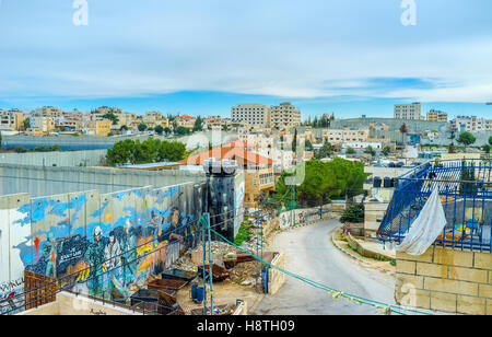 La parete di separazione avvolgimento è tra le strade e abitare la casa di Betlemme Foto Stock