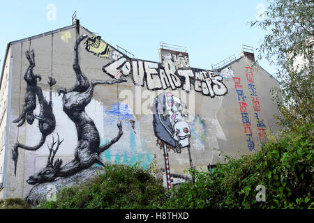 Roa Street art graffiti muro pittura animali morti appesi sul lato di un edificio a Kreuzberg, Berlino, Germania KATHY DEWITT Foto Stock