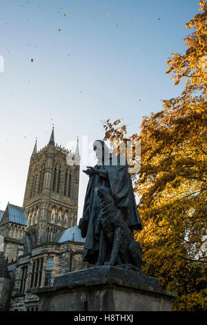 Display autunnali e Tennyson Memorial statua entro i motivi della Cattedrale di Lincoln, Lincolnshire, Regno Unito Foto Stock