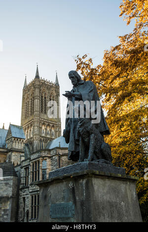 Display autunnali e Tennyson Memorial statua entro i motivi della Cattedrale di Lincoln, Lincolnshire, Regno Unito Foto Stock