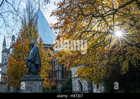 Display autunnali e Tennyson Memorial statua entro i motivi della Cattedrale di Lincoln, Lincolnshire, Regno Unito Foto Stock