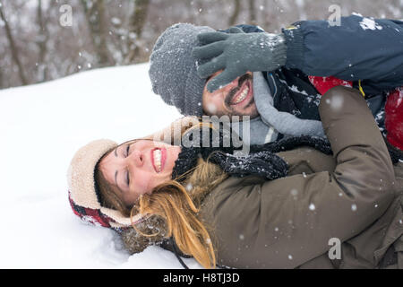 Paio di divertimento in una coperta di neve park Foto Stock