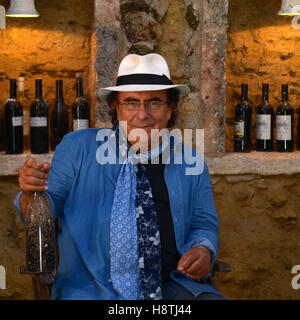 Il cantante italiano Al Bano, ritratto nella cantina della sua casa colonica Tenute Al Bano Carrisi, Cellino San Marco (BR), Italia, Giugno Foto Stock