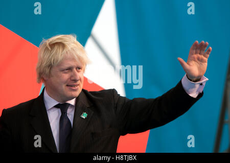 Boris Johnson a un anno per andare cerimonia per le Olimpiadi in Trafalgar Square a Londra il 27 Luglio 2011 Foto Stock