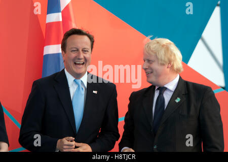 David Cameron e Boris Johnson, a un anno per andare cerimonia per le Olimpiadi a Trafalgar Square,Londra, il 27 Luglio 2011 Foto Stock