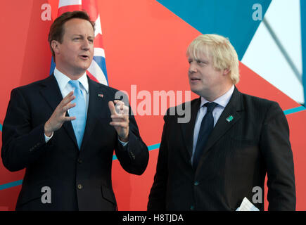 David Cameron e Boris Johnson, a un anno per andare cerimonia per le Olimpiadi a Trafalgar Square,Londra, il 27 Luglio 2011 Foto Stock