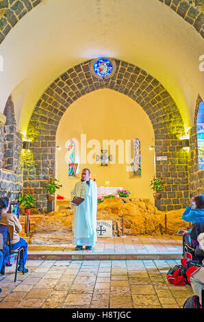 Il culto nella chiesa del primato di san Pietro, la Mensa Christi situato sullo sfondo del sacerdote Foto Stock