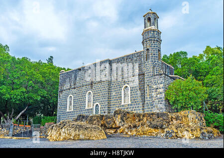 La Chiesa del primato di san Pietro sorge sulla roccia calcarea, situato sulla banca di ciottoli del lago Kinneret, Tabgha Foto Stock