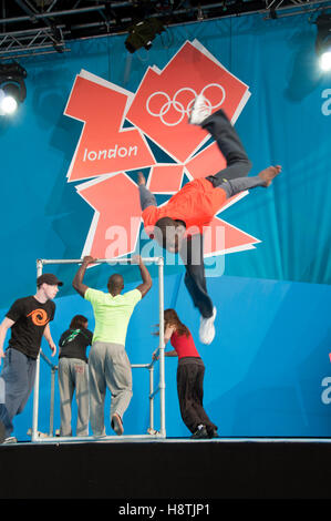 Parkour UK, in corrispondenza di un anno per andare cerimonia per le Olimpiadi a Trafalgar Square,Londra. Immagine presa dal 27 luglio 2011 Foto Stock