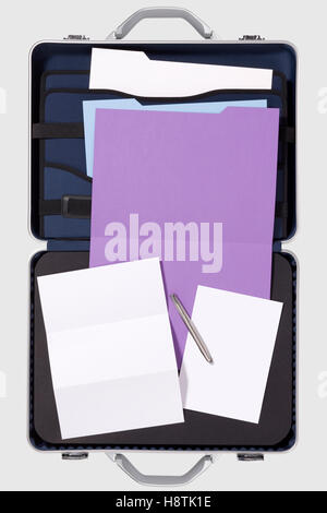 Valigette aperto con file e penna su sfondo bianco Foto Stock