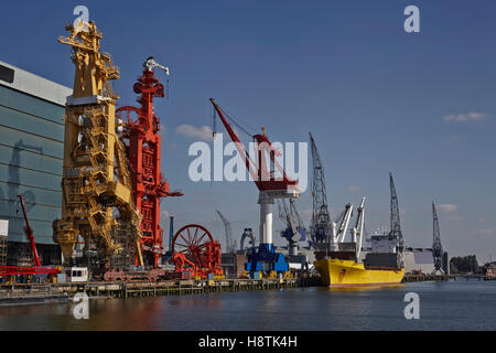 Nave da carico sul porto di Rotterdam con diverse gru di carico Foto Stock