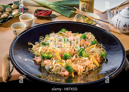 Il cibo giapponese, mescolare i gamberi cotti con noci di acagiù un famoso piatto giapponese. Preparato in un wok Foto Stock