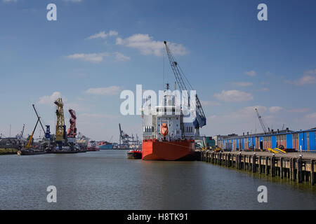Nave industriale con una barca vita ad una giornata di sole ottenere scaricate nel porto di Rotterdam Foto Stock