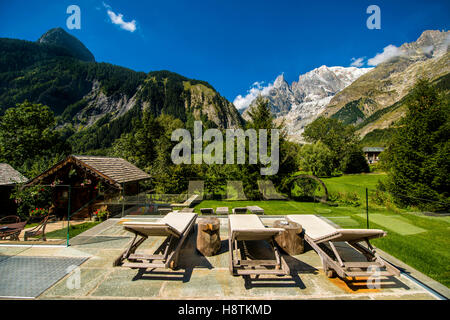 Visione sul ghiacciaio Brenva e Veny valle dalla terrazza e giardini dell'Auberge de la Maison, Entreves, Courmayeur. Foto Stock