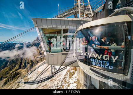 La più alta stazione di SkyWay cabway a Punta Helbronner, i visitatori che arrivano a destinazione e preparatevi a visitare le varie camere e la terrazza panoramica. Foto Stock