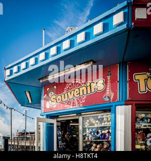 Negozio di souvenir shop segno su Central Pier di Blackpool, Lancashire, Regno Unito. Foto Stock