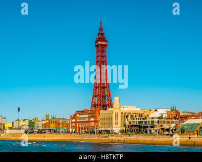 La Blackpool Tower e la Promenade di Blackpool, Lancashire, Regno Unito. Foto Stock