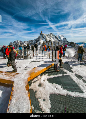 Gli escursionisti sulla terrazza panoramica di Punta Helbronner (cabway SkyWay Mont Blanc): sullo sfondo si può vedere il massiccio del il Dente del Gigante. Foto Stock