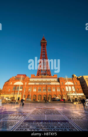 Commedia Tappetino nella parte anteriore della Torre di Blackpool, creato dall'artista Gordon giovani e progettato in collaborazione con perché non Associates Foto Stock