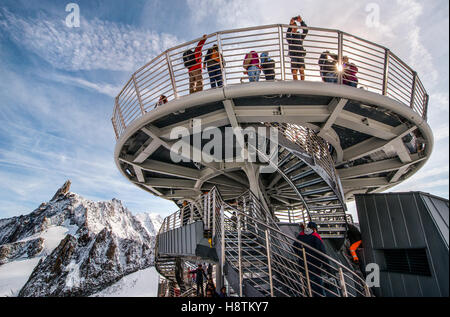 La terrazza panoramica sul tetto al di sopra della stazione di Punta Helbronner: sfondo il massiccio del il Dente del Gigante Foto Stock