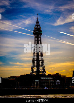 La Blackpool Tower stagliano contro la luce del sole di mattina, Blackpool, Lancashire, Regno Unito. Foto Stock