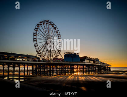 Central Pier e sulla spiaggia al tramonto, Blackpool, Lancashire, Regno Unito. Foto Stock
