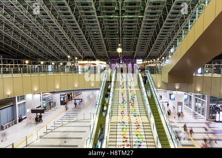 Giappone, Stazione di Osaka City, Porta Nord edificio. Interno. Scalone a Taki-no-hiroba Plaza, l'atrio principale. Notte tempo. Persone. Foto Stock