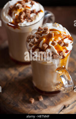 Caffelatte con panna montata e caramello Foto Stock