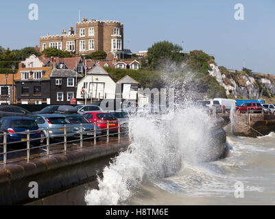 Grandi onde che si infrangono sul porto car park, a Broadstars, Kent. Con Bleak House in background. Foto Stock