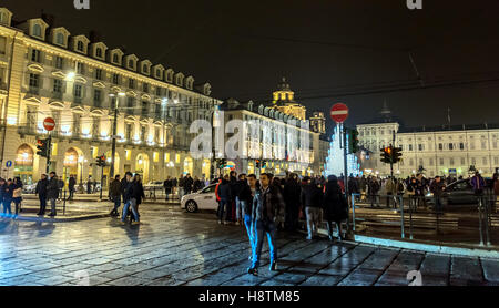 Albero di Natale con i turisti per la vigilia di capodanno in Piazza Castello a Torino, Italia. Foto Stock