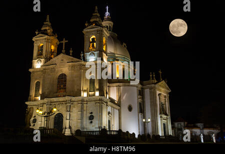 Vista notturna della Basilica di Sameiro Braga, nel nord del Portogallo, con il novembre super luna Foto Stock