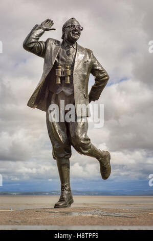 Statua del comico Eric Morecambe in posa classica fronte mare a Morecambe LANCASHIRE REGNO UNITO Foto Stock