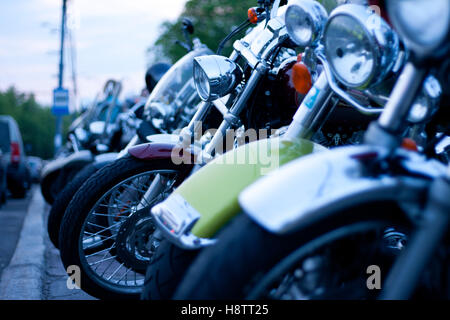 Mosca, Russia - Ottobre 6, 2013: moto parcheggiate in fila sulla piattaforma di osservazione Vorobyovy Gory vicino MSU Foto Stock