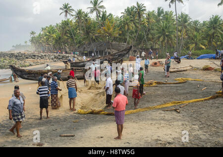I pescatori sulla spiaggia nera, Varkala Kerala, India Foto Stock