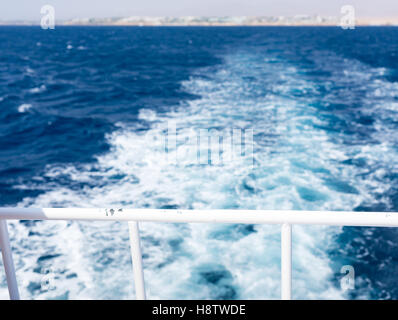 Vista della nave di riattivazione dell'dal recipiente attraverso il corrimano Foto Stock