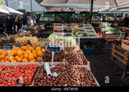 Un frutto in stallo il mercato Torvehallerne, Copenaghen Foto Stock