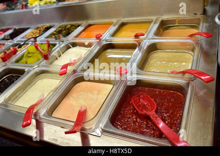 Condimenti e salse in "tutto quello che potete mangiare al ristorante" Foto Stock