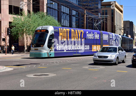 Phoenix Arizona light rail metro tram downtown city street, STATI UNITI D'AMERICA Foto Stock