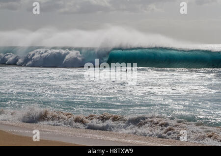 Navigare le onde a Ehukai beach park sulla North Shore di Oahu Hawaii, AKA la famosa in tutto il mondo di Banzai Pipeline Foto Stock